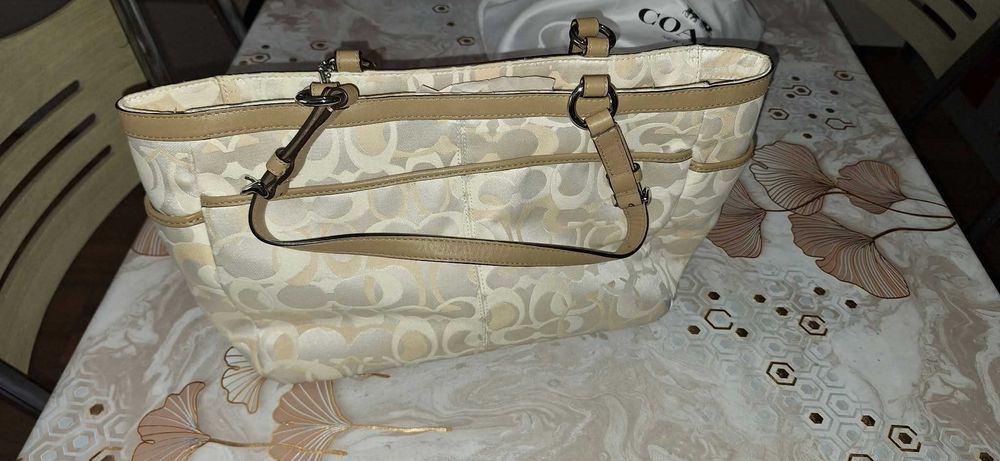 Кремаво-бежова дамска чанта  Coach - ОРИГИНАЛНА