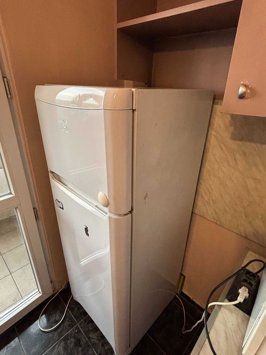 Хладилник Indesit с фризер