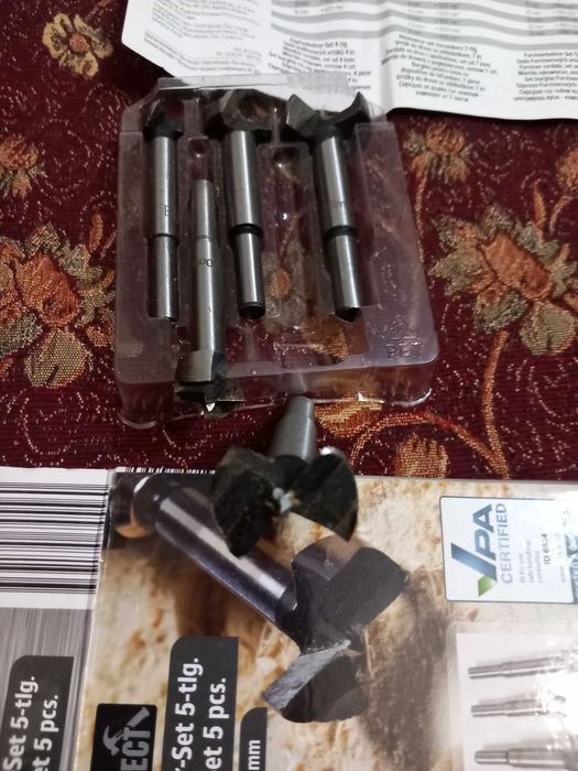 свредло със зъбни подрезвачи и центриращ връх