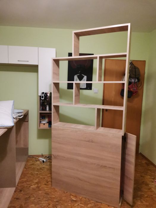 Разделителна етажерка между легла