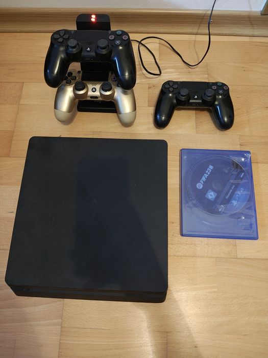 Play station 4 PS4 slim  cu 3 comtrollere