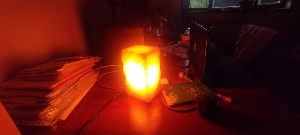 Kon tuzidan yasalgan davolovchi lampa