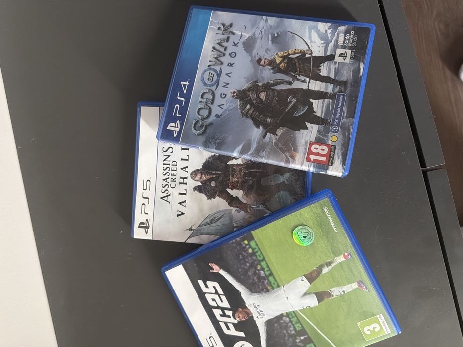 PS5 с  контролер и стойка за зареждане