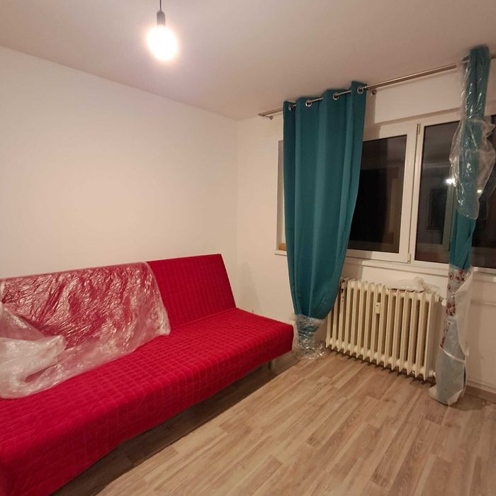 Canapea IKEA extensibila cu husa rosie