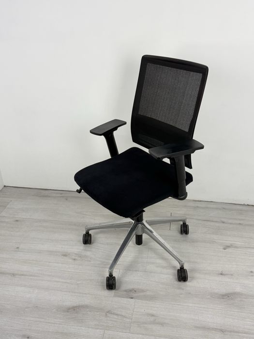 Ергономичен офис стол Sedus с синхронен механизъм и мрежеста облегалка