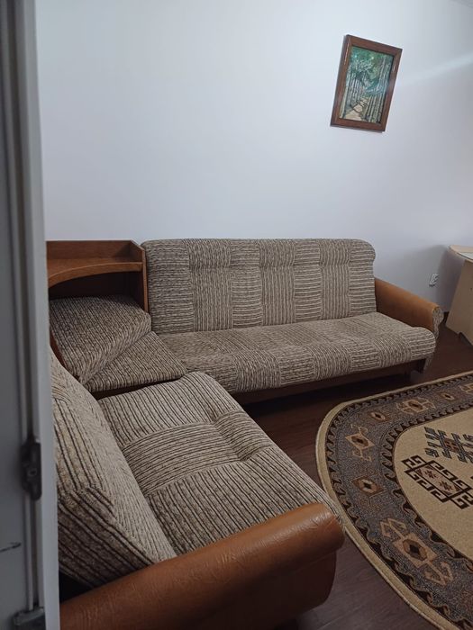 Închiriez apartament cu 2 camere.