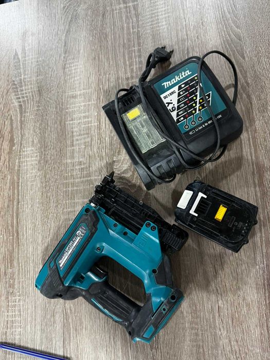Такер за пирони Makita