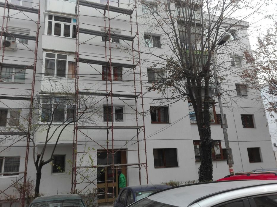 Izolati blocuri si case cu schela sau alpinisti