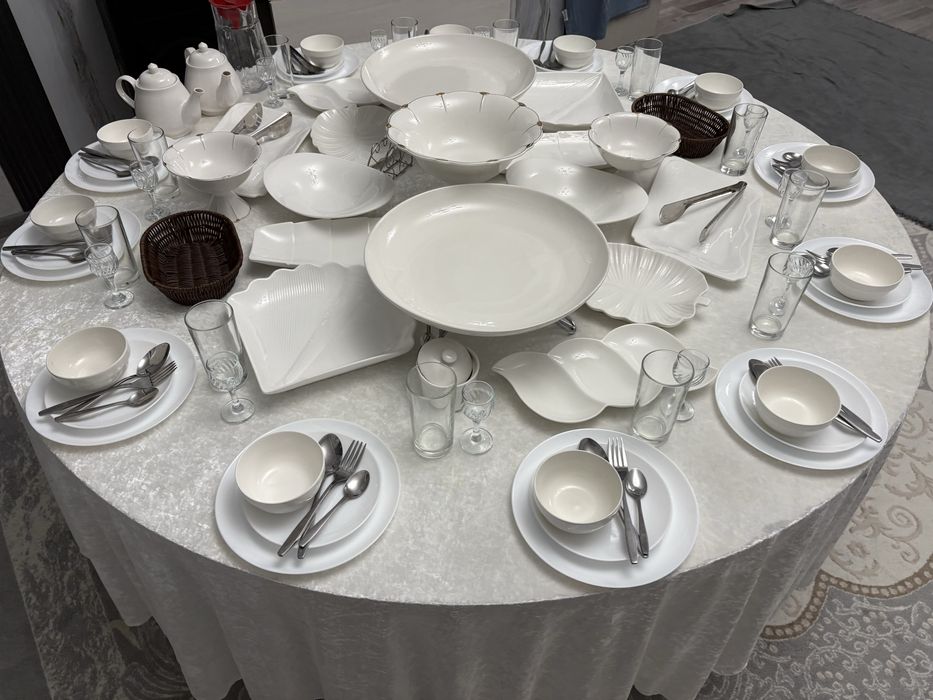 Аренда стол стульев с посудами