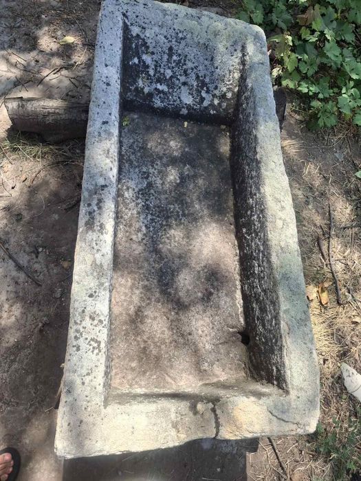 Корита дялкани от камък