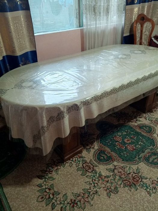 Стол стул сотилади. Продается стол со стульями