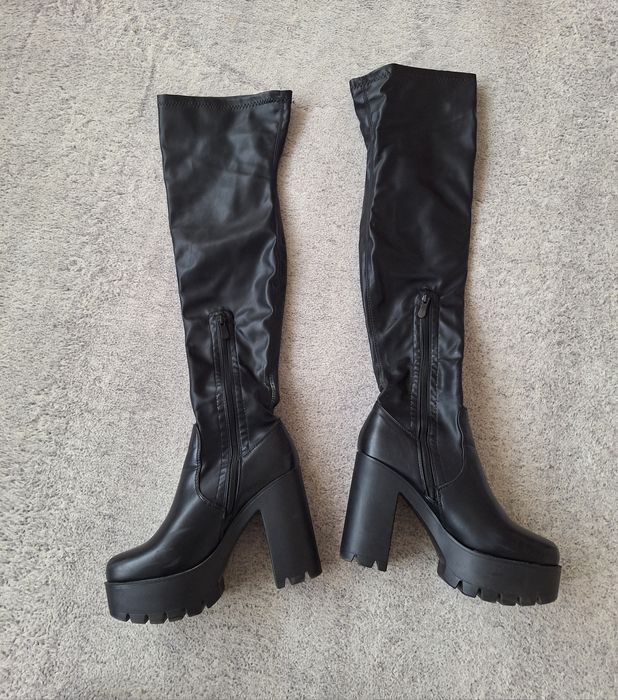 Черни ботуши на висок ток