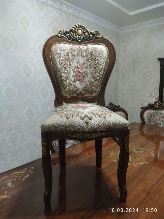 Стол. 10 та стул