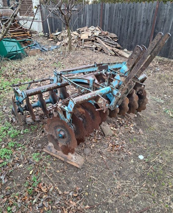 Vând  Tractor Universal 445 și utilaje agricole