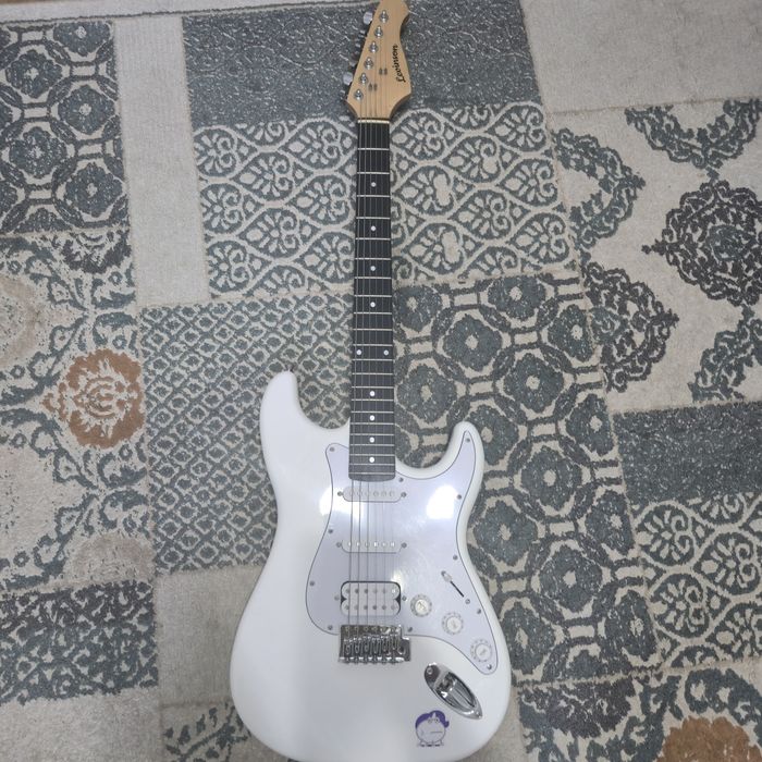 Электрогитара в хорошем состоянии