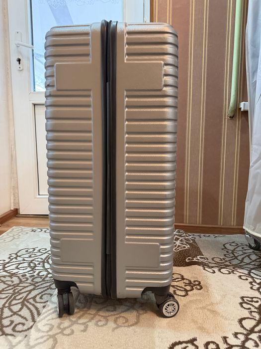 Чемодан с большой вместимостью