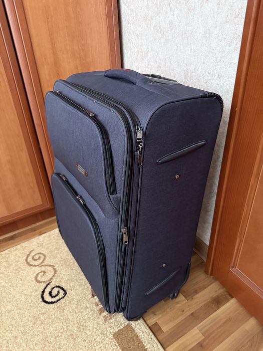 Черный чемодан дорожный