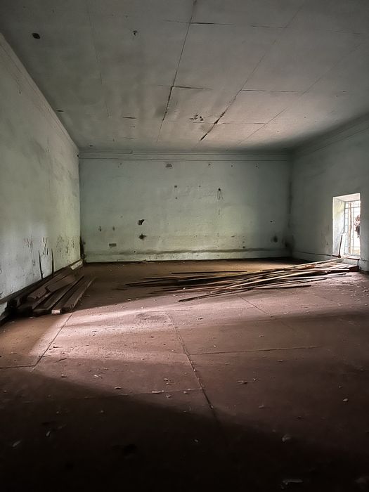 Продам здание с прилегающей территорией