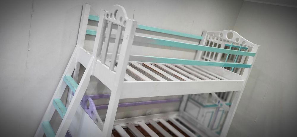 Двухярусная кровать из дерева