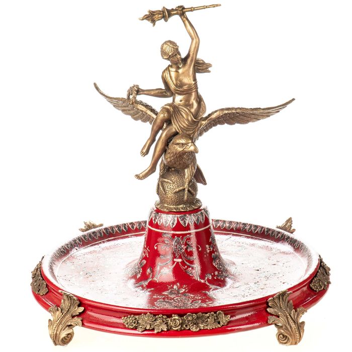 Fructieră decorativă din porțelan roșu cu figură feminină și vultur