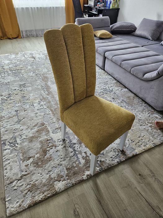Set 6 scaune tapițate in material cu picioare albe de lemn