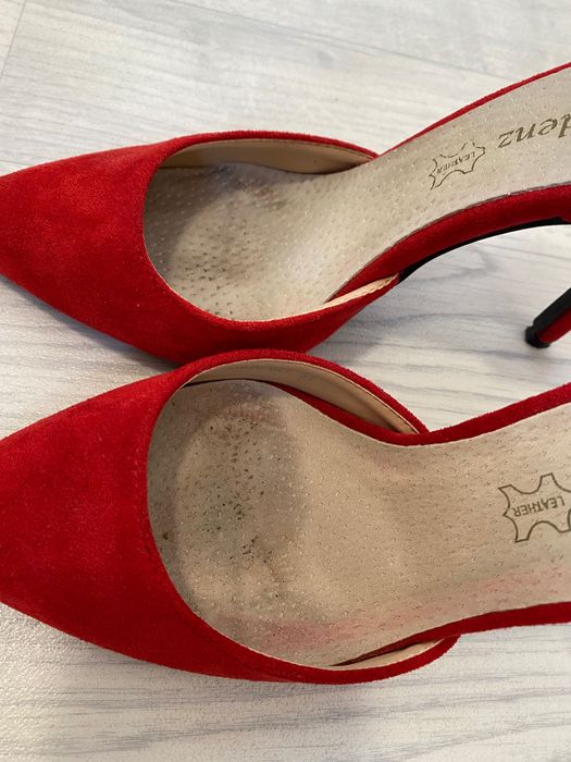 Червени велурени обувки на висок ток