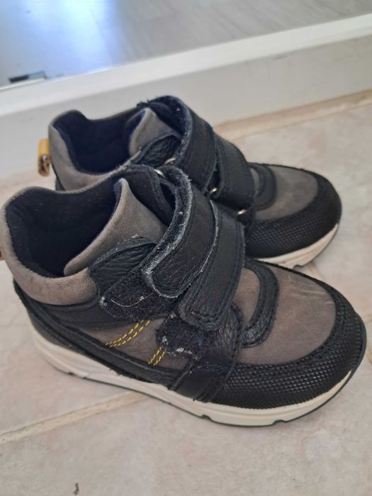 Бебешки дрехи за момче и обувки