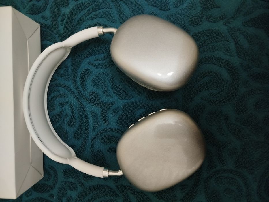 Новые наушники в коробке.