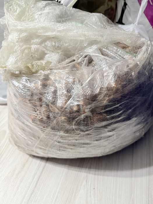 Сухофрукты продаются