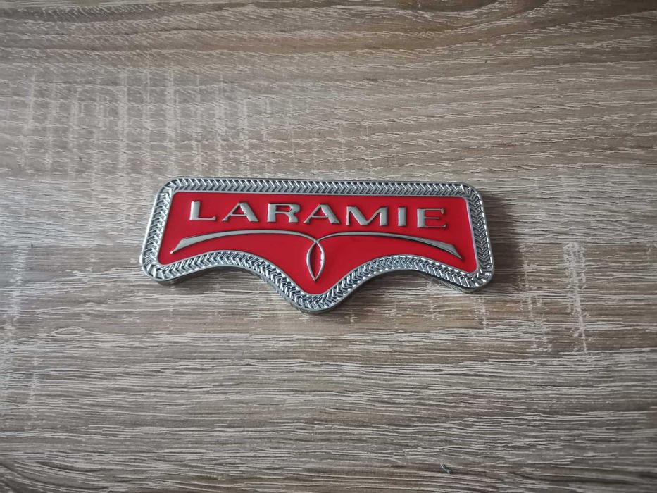 Dodge RAM Laramie червена емблема