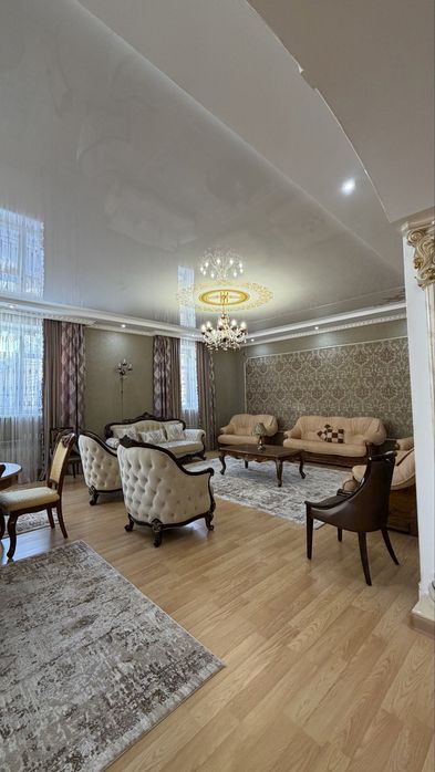 Мебель для гостиной. Диваны, стол