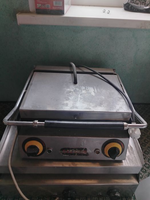 Hoddog aparat sotiladi 1000 dolir kelushiladigon joyi bor