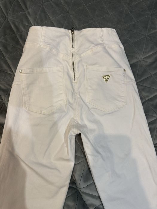 Панталон Guess.