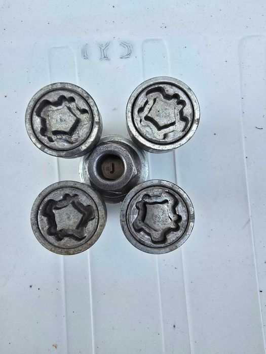 Секретни болтове за VW -  лети джанти