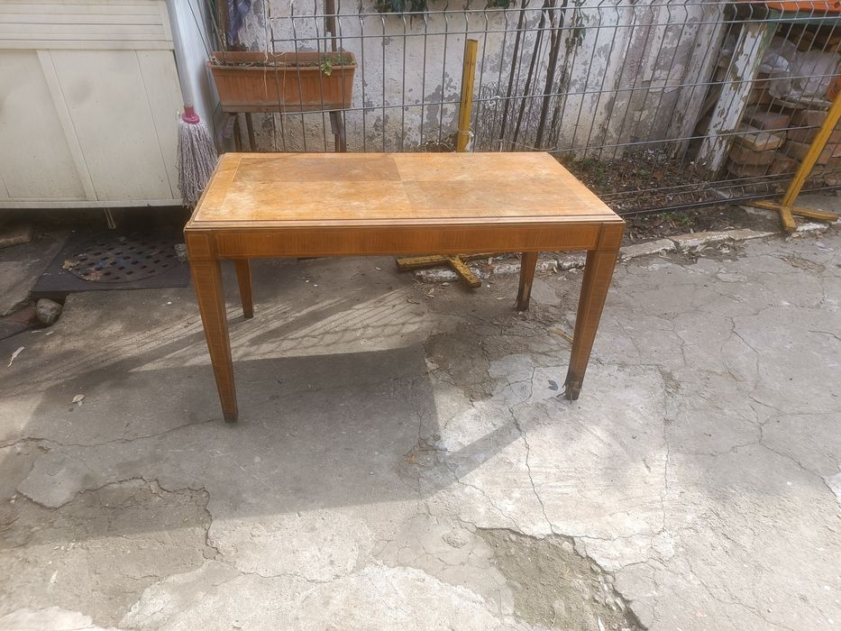 Cuier,scaune,  rame tablouri, birou