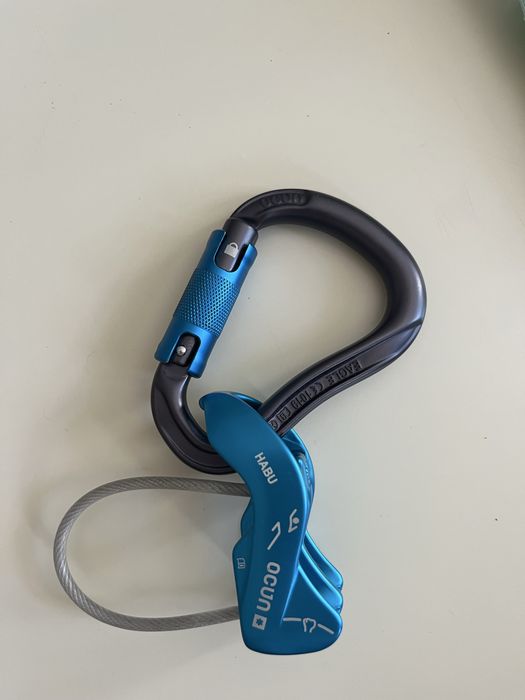 Dispozitiv asigurare Ocun HABU + carabinieră Ocun Eagle Twist Lock – NOU, nefolosit