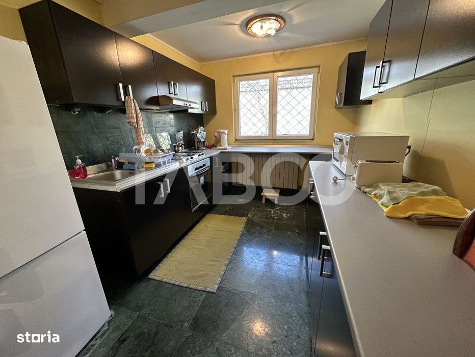 Casa familiala pentru locuit sau vacanta , spatioasa si confortabila .