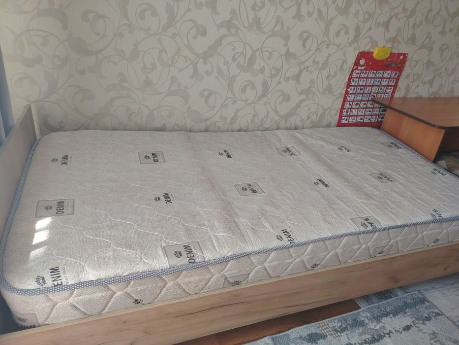 Кровать с матрасом