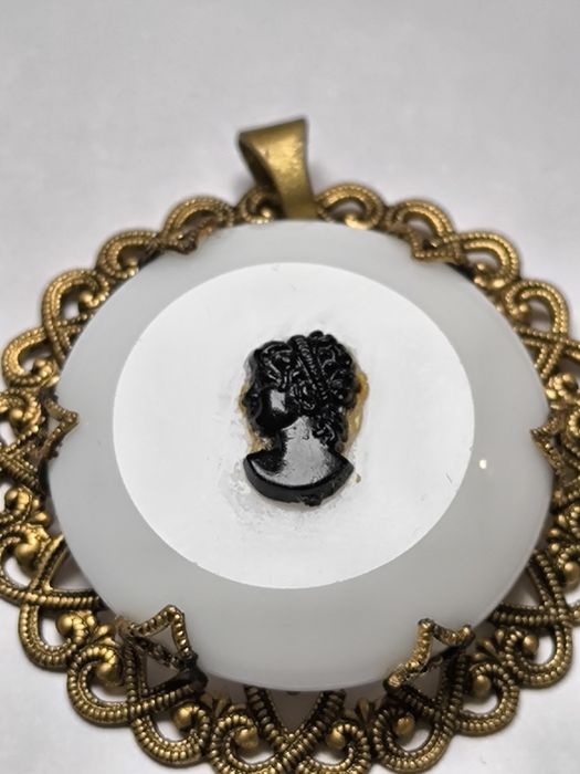 Позлатена  КАМЕЯ