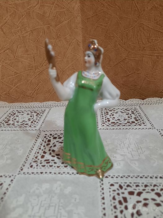 Фарфоровая статуэтка "Мачеха с зеркалом",  1955 год. Скульптор Л. Клим