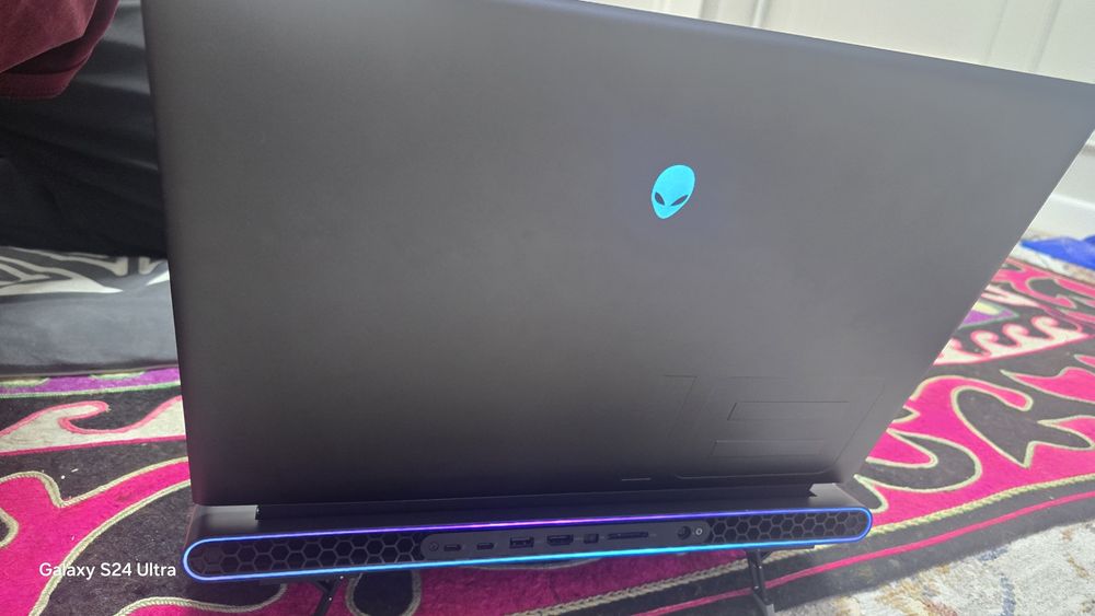 Игровой ноутбук Alienware M18 R2 / i9 / RTX 4090 / 32GB / 2TB