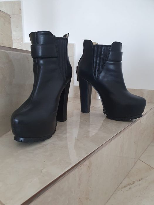 Ghete piele mărimea 38