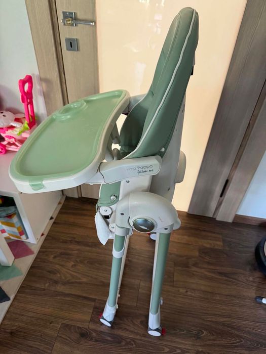 Продавам детски стол за хранене Peg Perego