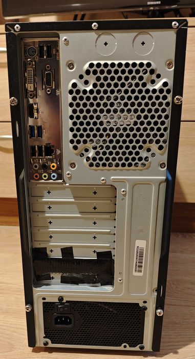 Продавам настолен компютър