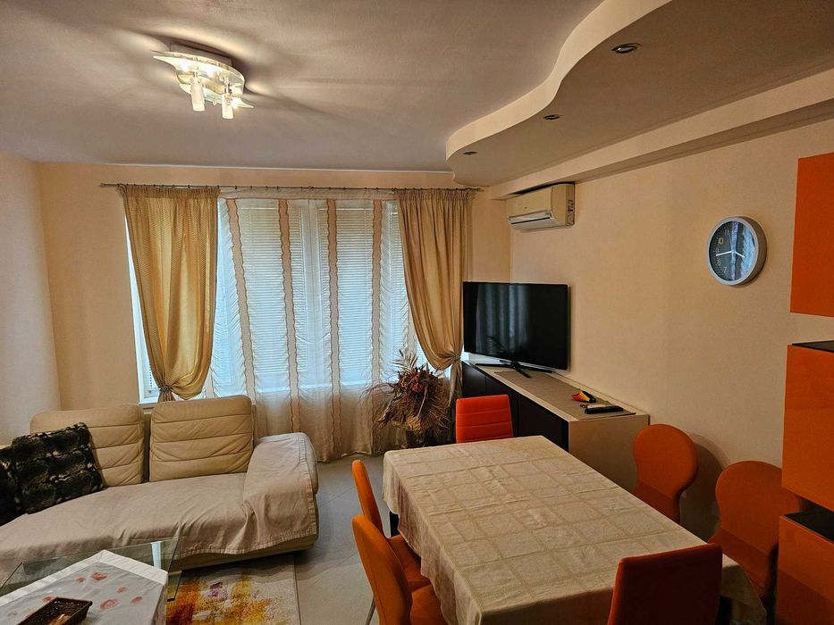 Тристаен апартамент -близо до Медицински Университет, Червен площад