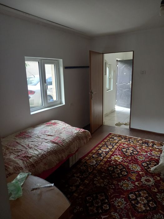 Închiriez casă la curte