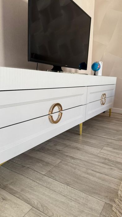 Продаю  тумбу под ТВ