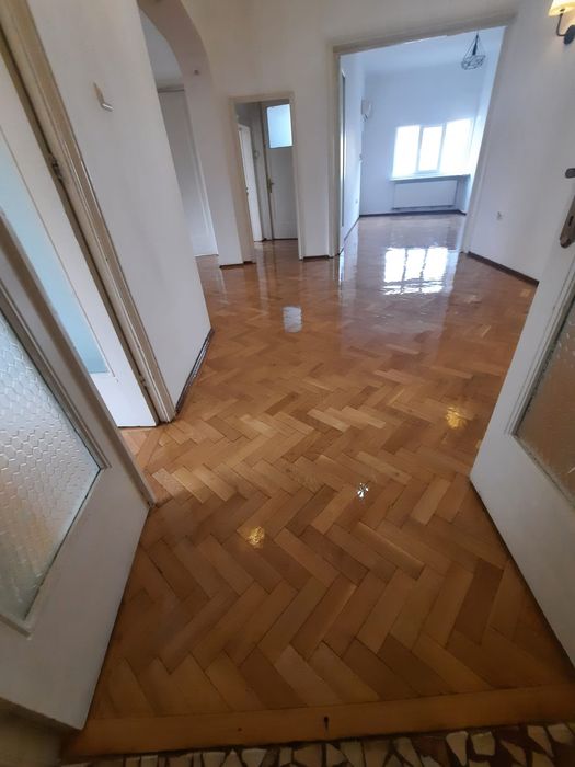 Parchetar  Montez  Raschetare  Recondiționare   Șlefuir scări lemn aplicare lac  ulei