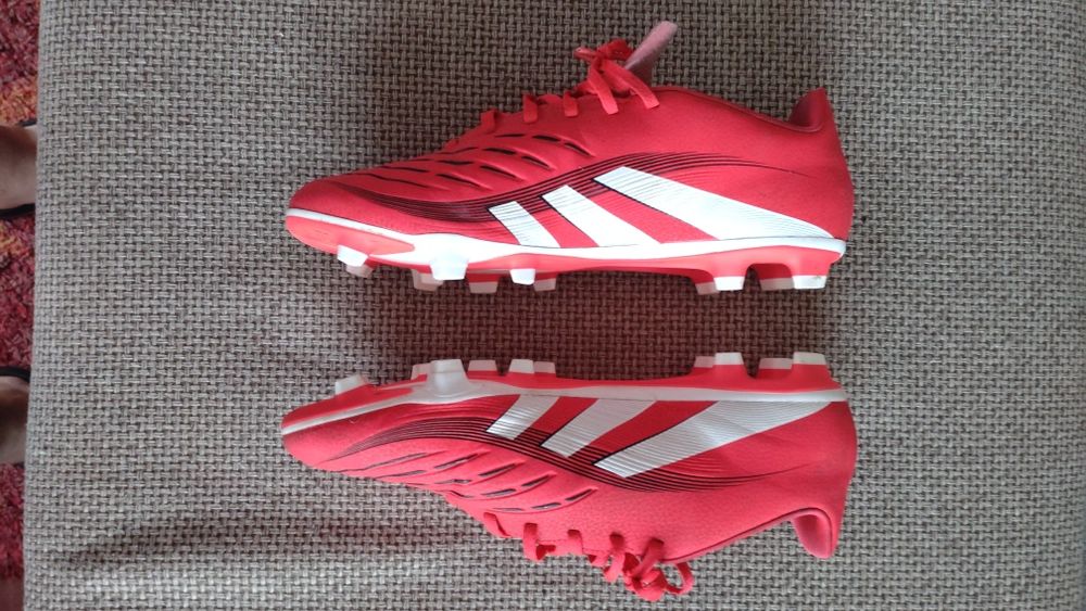 Ghete de fotbal PREDATOR