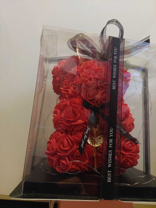 Ursulet rosu din trandafiri cu fundita la gat cu instalatie trandafir